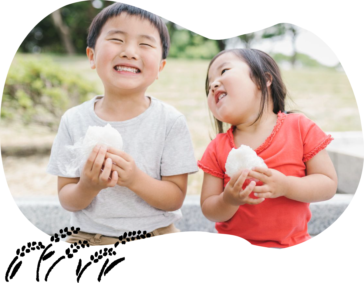 お米を食べる子どもたち